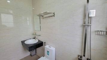 Superior Room, 1 King Bed, Garden View | Bathroom | Shower, free toiletries, soap, shampoo