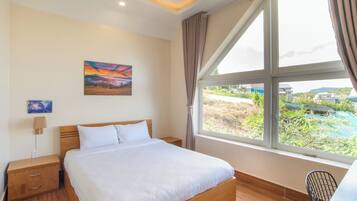 Desk, laptop workspace, free WiFi