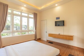 Habitación superior, 1 cama de matrimonio grande, vistas al jardín | Escritorio, espacio para trabajar con un portátil, wifi gratis