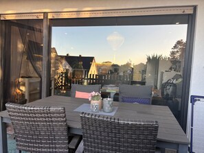 Outdoor dining - Apartment "Where Business and Relaxing Meet" with Terrace, Garden & Wi-Fi (Bad Salzuflen)