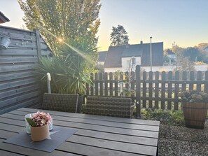 Outdoor dining - Apartment "Where Business and Relaxing Meet" with Terrace, Garden & Wi-Fi (Bad Salzuflen)