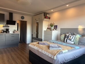 WiFi, bed sheets - Apartment "Where Business and Relaxing Meet" with Terrace, Garden & Wi-Fi (Bad Salzuflen)