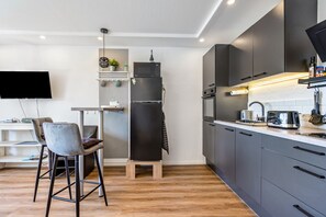 Een koffiezetapparaat/waterkoker, een koelkast, een microgolfoven