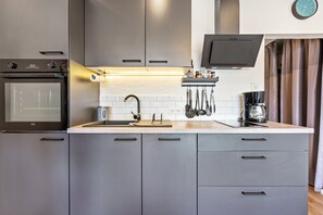 Cafetière/bouilloire, réfrigérateur, micro-ondes, four