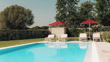 Außenpool (je nach Saison geöffnet), Sonnenschirme, Liegestühle