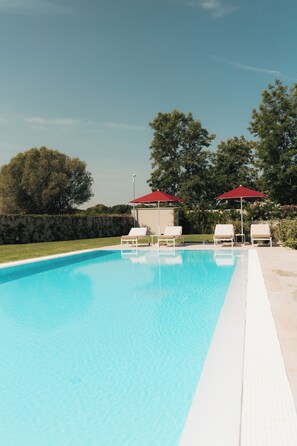Piscine extérieure (ouverte en saison), parasols de plage