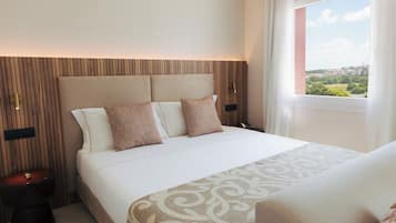 Zimmersafe, Schreibtisch, Verdunkelungsvorhänge, schallisolierte Zimmer