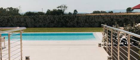 Piscine extérieure (ouverte en saison), parasols de plage