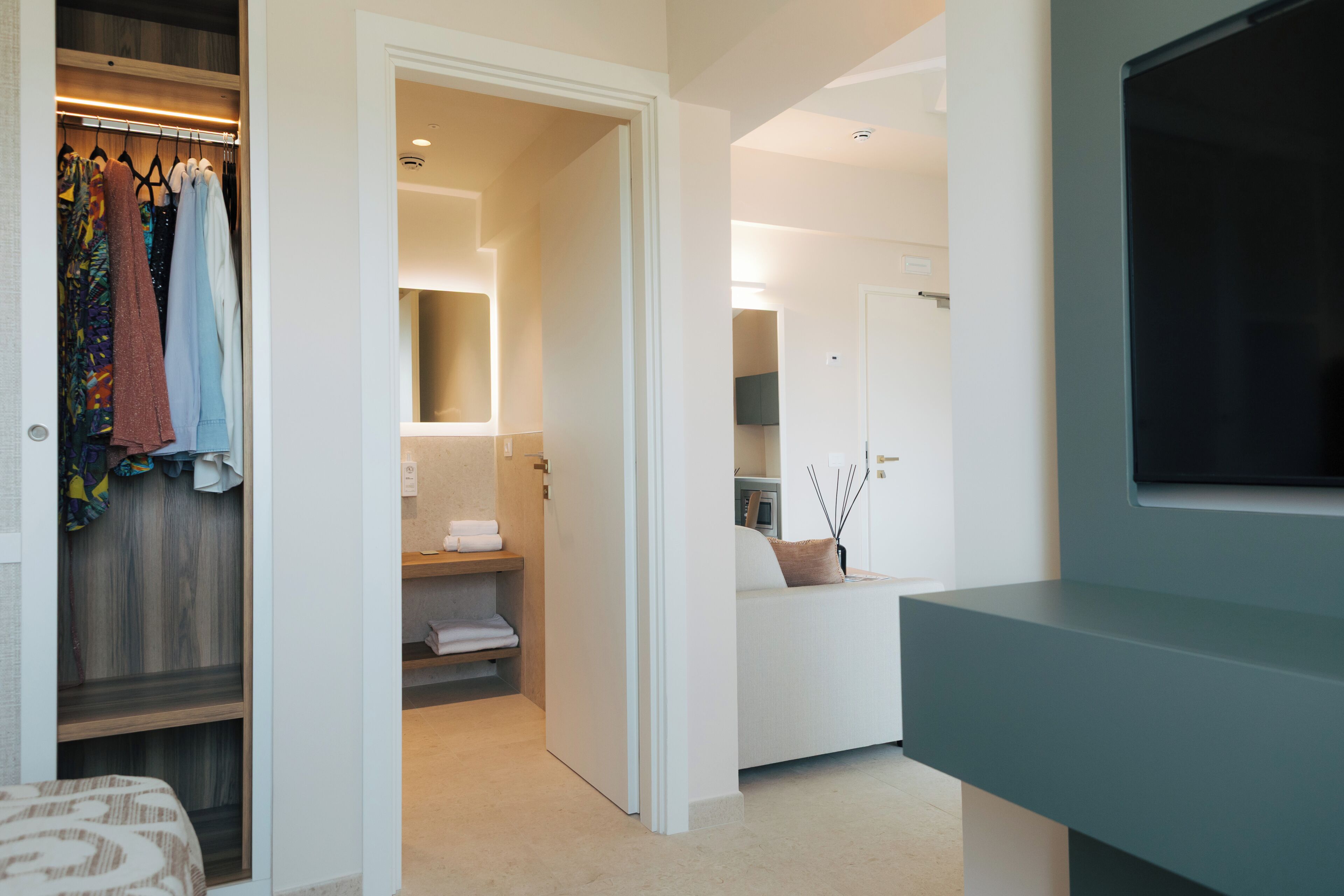 Zimmersafe, Schreibtisch, Verdunkelungsvorhänge, schallisolierte Zimmer