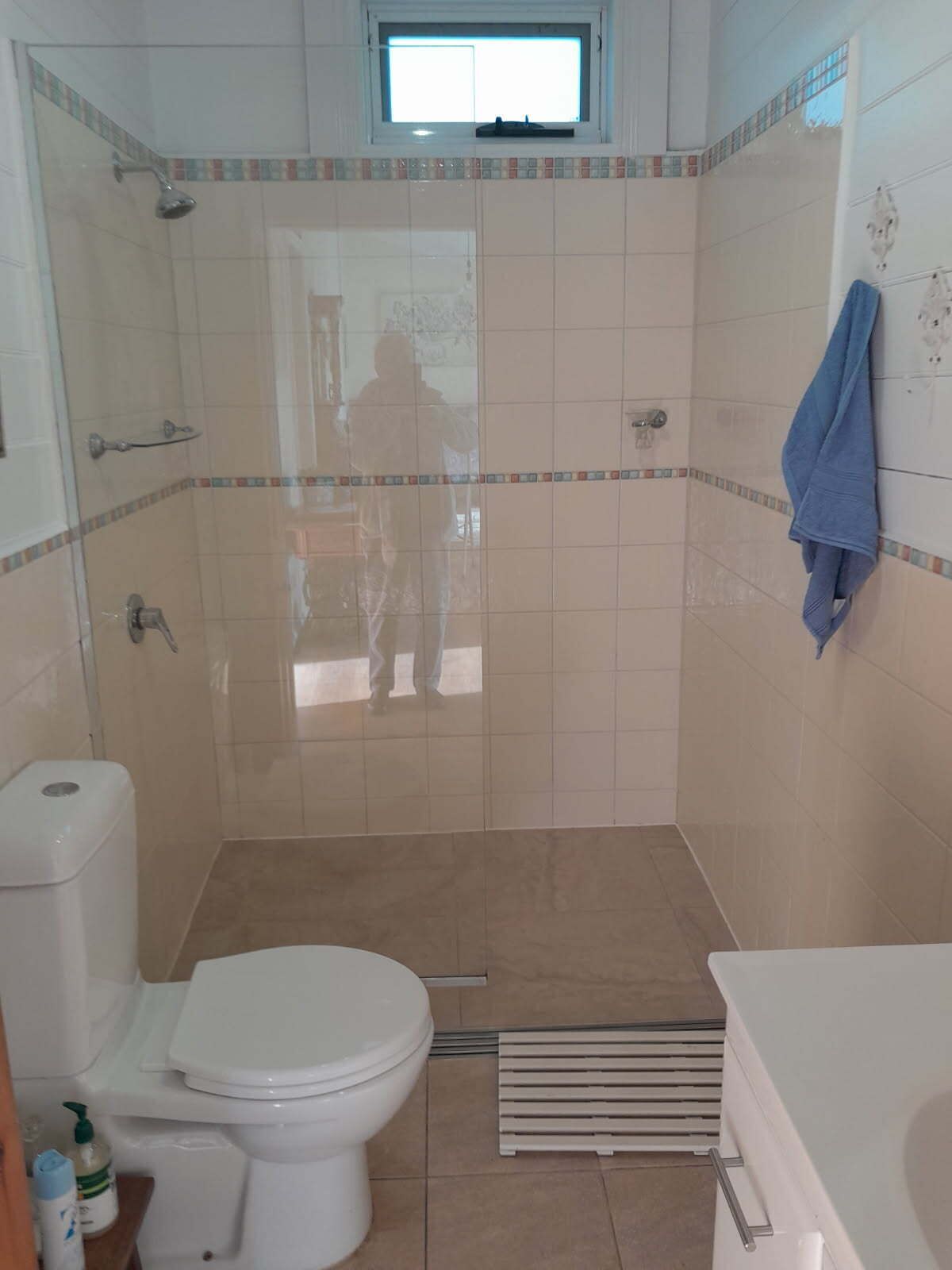 Un baño con ducha, inodoro y bañera.