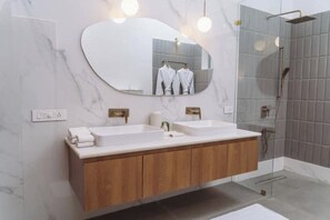 Shower, hair dryer, bidet, towels - Cruiser Luxury Villa At North Goa,Vagator
5 min to the Beachs/Restaurant's (Vagator)