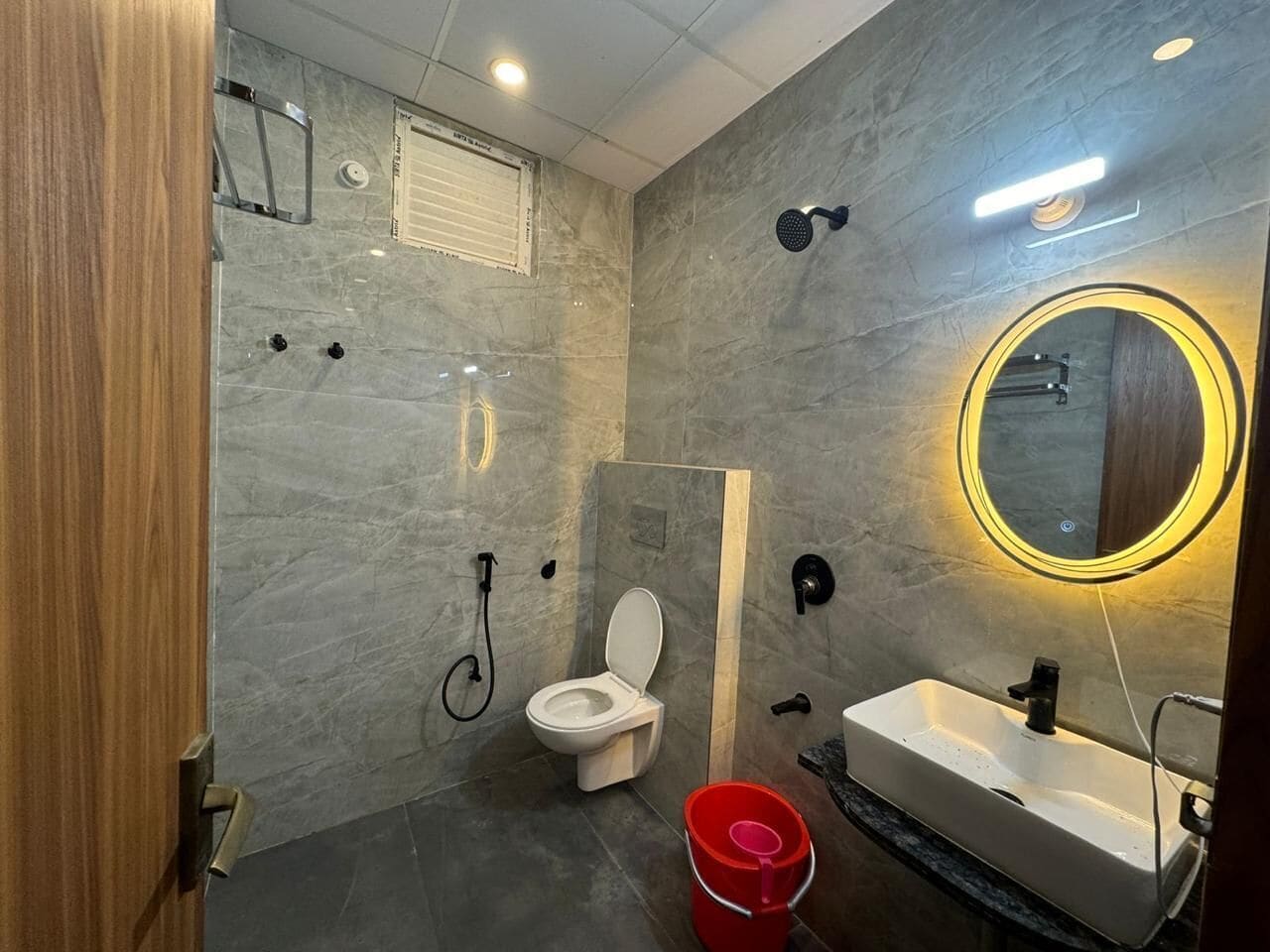 Dusche, kostenlose Toilettenartikel, Handtücher, Seife