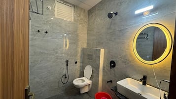 Ducha, artículos de tocador gratuitos, toallas, jabón