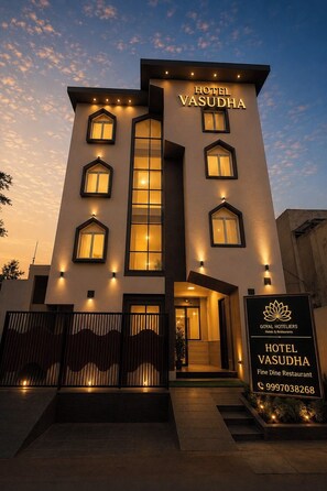 Un hotel moderno con un ingresso ben visibile, numerose finestre e una vetrina che indica l'appartenenza alla catena Goyal Hoteliers.