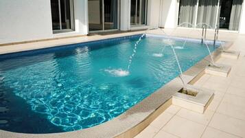 2 개의 야외 수영장