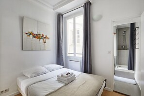 1 bedroom, desk, iron/ironing board, bed sheets - Apartment  Center of Paris (Paris)