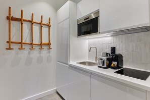 Fridge, microwave, stovetop, coffee/tea maker - Charming & Modern apartment  center of Paris (Paris)