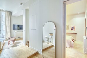 Una scrivania, ferro/asse da stiro, Wi-Fi gratuito, lenzuola