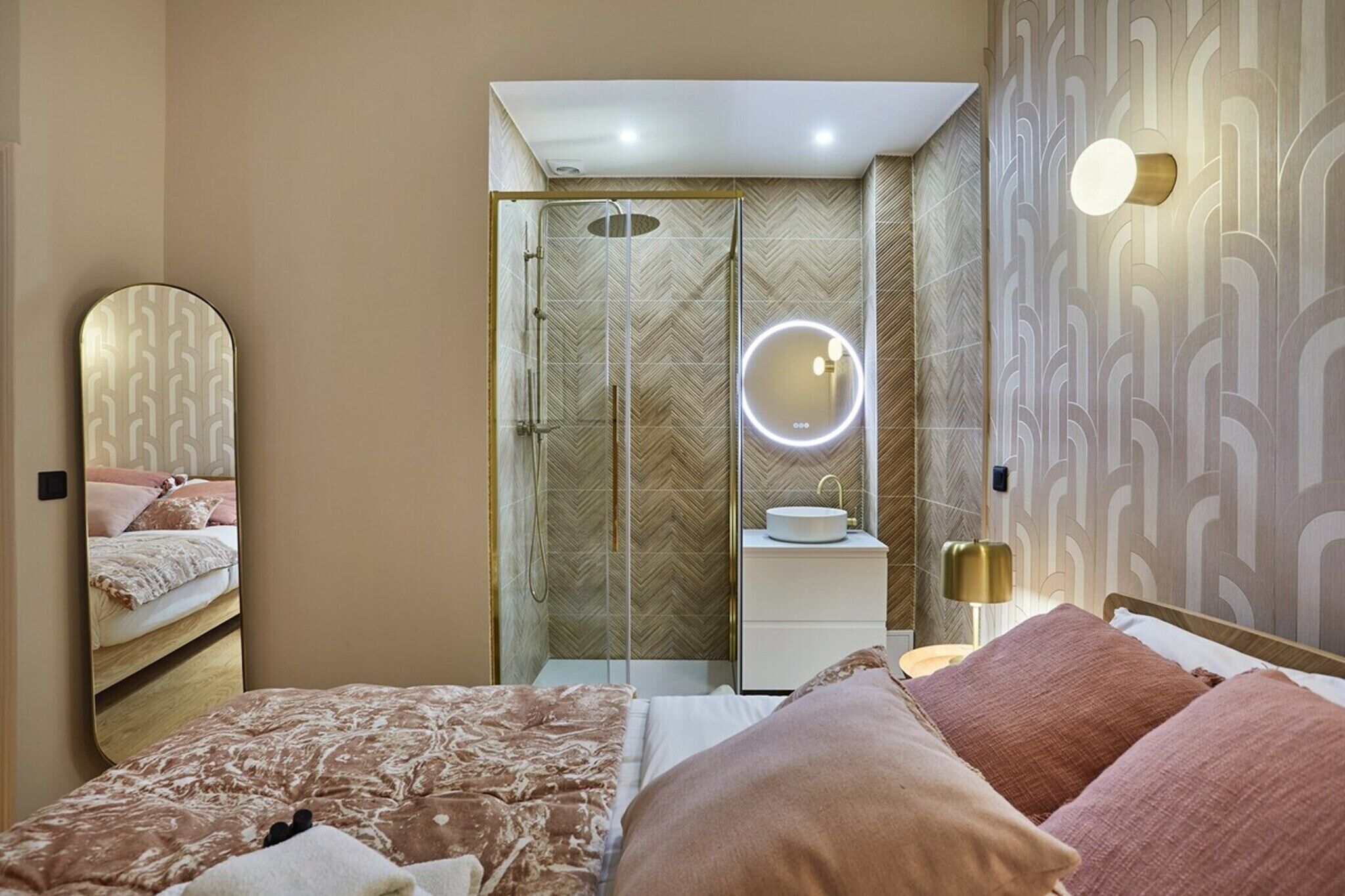 Schreibtisch, Bügeleisen/Bügelbrett, Reisekinderbett, Bettwäsche