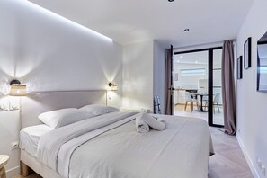 2 habitaciones, escritorio y tabla de planchar con plancha