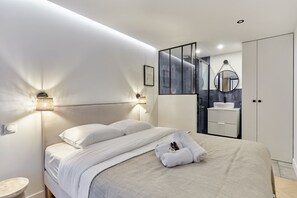 2 habitaciones, escritorio y tabla de planchar con plancha