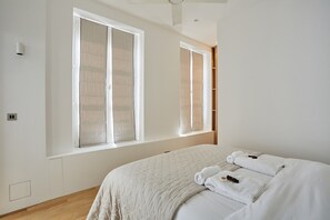 2 chambres, bureau, fer et planche à repasser, draps fournis