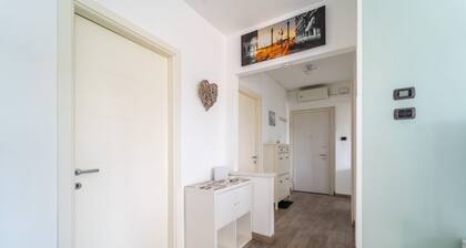 GuestHost - Charming 69 sqm apartment, ideal for groups or families of up to 6 people, located on the first floor of a building.The property is in a quiet neighborhood equipped with all essential services and well connected to both the center of Muggia a