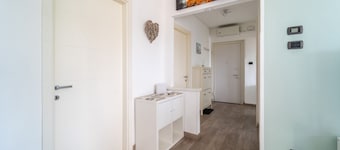 GuestHost - Charming 69 sqm apartment, ideal for groups or families of up to 6 people, located on the first floor of a building.The property is in a quiet neighborhood equipped with all essential services and well connected to both the center of Muggia a