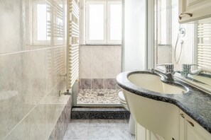 Shower, bidet, towels - GuestHost - Charming 69 sqm apartment, ideal for groups or families of up to 6 people, located on the first floor of a building.The property is in a quiet neighborhood equipped with all essential services and well connected to both the center of Muggia a (Muggia)