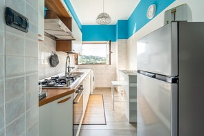 Fridge, microwave, dishwasher, toaster - GuestHost - Charming 69 sqm apartment, ideal for groups or families of up to 6 people, located on the first floor of a building.The property is in a quiet neighborhood equipped with all essential services and well connected to both the center of Muggia a (Muggia)