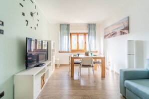 Living area - GuestHost - Charming 69 sqm apartment, ideal for groups or families of up to 6 people, located on the first floor of a building.The property is in a quiet neighborhood equipped with all essential services and well connected to both the center of Muggia a (Muggia)