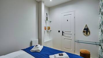 1 slaapkamer, een bureau, een strijkplank/strijkijzer, internet