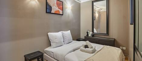 Desk, iron/ironing board, Internet, bed sheets