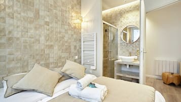 2 camere, una scrivania, ferro/asse da stiro, lenzuola