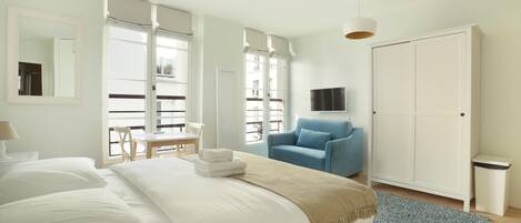 書桌、熨斗/熨衫板、上網、床單