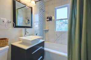 Hair dryer, towels, soap, toilet paper - Luxury 5BR Home, Minutes to DC & Ballston Metro (Arlington)