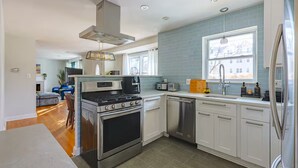 Private kitchen - Luxury 5BR Home, Minutes to DC & Ballston Metro (Arlington)