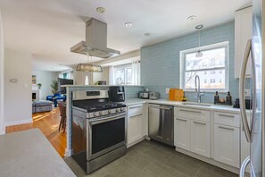 Private kitchen - Luxury 5BR Home, Minutes to DC & Ballston Metro (Arlington)