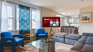 Living area - Luxury 5BR Home, Minutes to DC & Ballston Metro (Arlington)