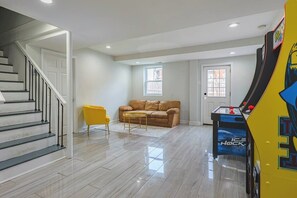 Games room - Luxury 5BR Home, Minutes to DC & Ballston Metro (Arlington)