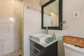 Hair dryer, towels, soap, toilet paper - Luxury 5BR Home, Minutes to DC & Ballston Metro (Arlington)