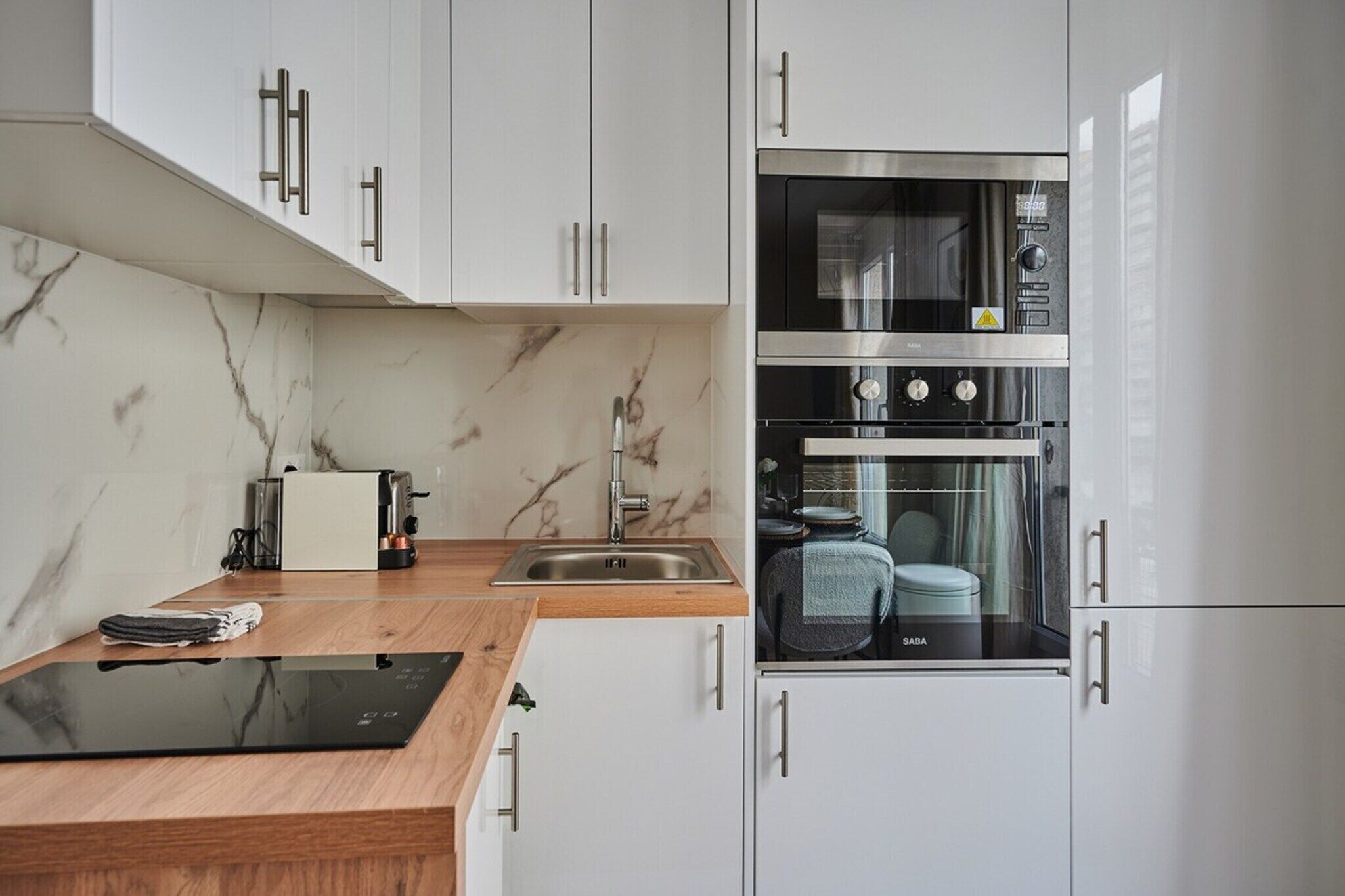 Réfrigérateur, micro-ondes, four, plaque de cuisson