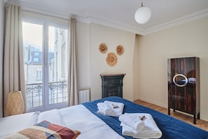 4 Schlafzimmer, Schreibtisch, Bügeleisen/Bügelbrett, Bettwäsche