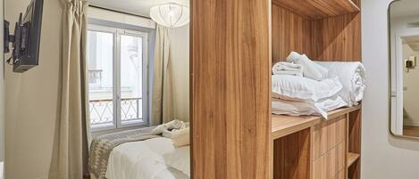 デスク、アイロン / アイロン台、インターネット、ベッドシーツ