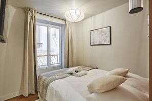1 Schlafzimmer, Schreibtisch, Bügeleisen/Bügelbrett, Reisekinderbett