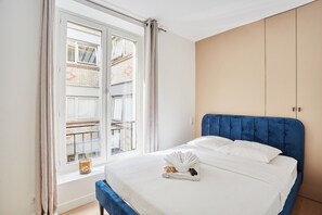 2 bedrooms, desk, iron/ironing board, bed sheets
