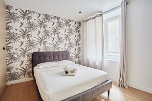 2 bedrooms, desk, iron/ironing board, bed sheets