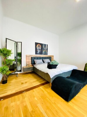Iron/ironing board - Bright 2BR Apartment Near Westbahnhof (Vienna)