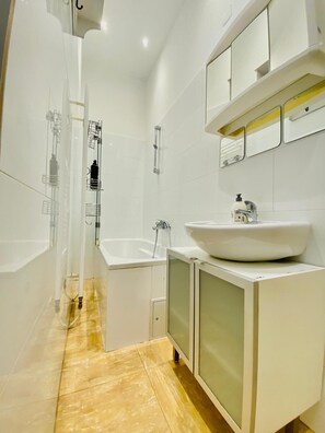 Basic Apartment | Bathroom - Bright 2BR Apartment Near Westbahnhof (Vienna)