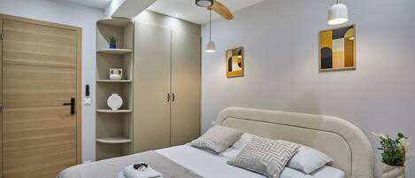 Skrivbord, strykjärn/strykbräda, resesäng och sängkläder